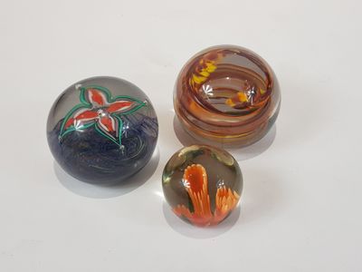 Lot de trois boules presse-papier, l'une portant une étiquet…