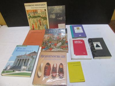 plusieurs livres sur une table avec une nappe blanche