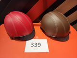 deux casques posés sur une table, avec une étiquette de prix