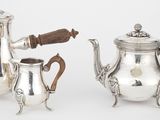 deux théières en argent et une cafetière sur fond blanc