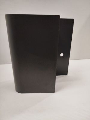 deux vases en métal noir posés sur une table blanche