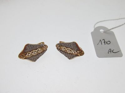 une paire de boucles d'oreilles ornées d'or et de diamants