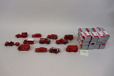 un grand nombre de camions jouets posés sur une table