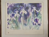 aquarelle encadrée représentant des iris violets et blancs, dans un cadre en bois