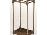 une table d'appoint ancienne en laiton et en verre, à quatre pieds