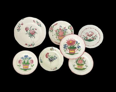plusieurs assiettes ornées de fleurs et d'oiseaux peints sur fond noir