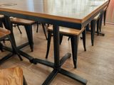 une table et des chaises dans une pièce avec une fenêtre en arrière-plan