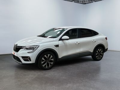 un SUV blanc garé dans une grande pièce aux murs blancs