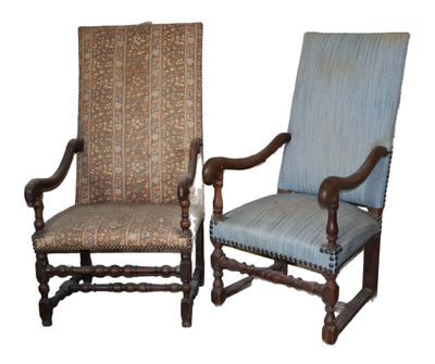paire de fauteuils en chêne sculpté du XIXe siècle, recouverts de tissu bleu