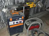 une image d'un garage avec beaucoup d'outils