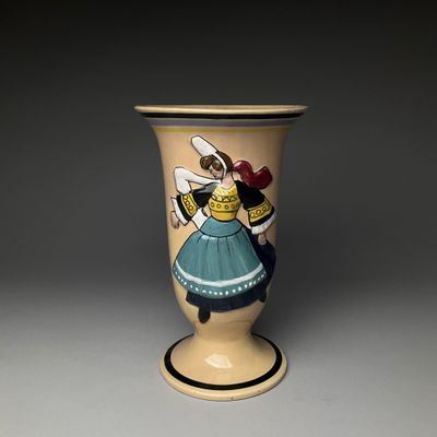 un vase avec l'image d'un homme et d'une femme dessus