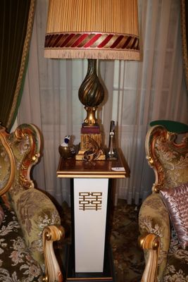 deux chaises et une table sur laquelle est posée une lampe