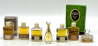 CHRISTIAN DIOR. Ensemble de 7 flacons factices miniatures d'…