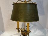 une lampe munie d'un abat-jour vert