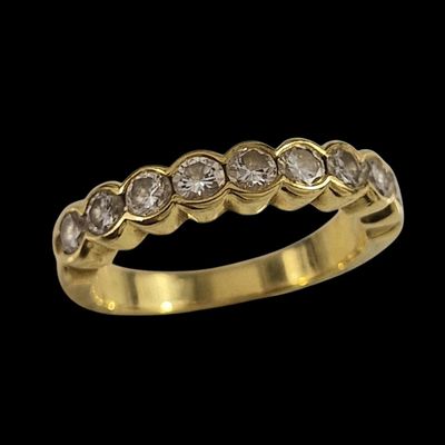 une bague en or jaune sertie de diamants sur fond noir