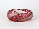 bracelet en verre violet et rouge orné de fleurs
