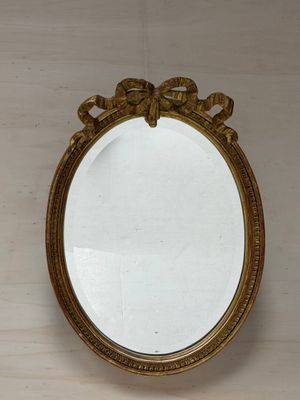 un miroir accroché au mur de la pièce