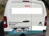 une camionnette blanche garée sur le bord de la route