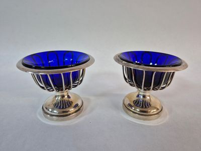 Paire de coupelles en métal argenté, ajourées sur piedouche …