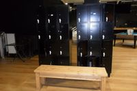 LOT : 2 meubles métalliques noirs à 12 casiers superposés. (photo 2)