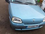 une voiture bleue garée dans un parking
