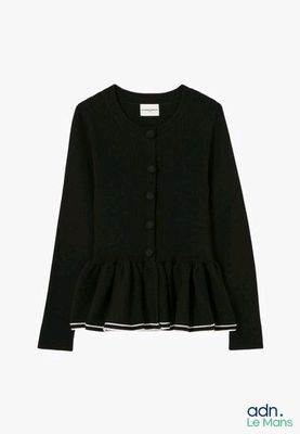 un cardigan noir avec un volant au bas