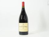 une bouteille de vin posée sur une table