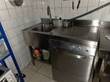 un évier en inox et un lave-vaisselle dans une cuisine