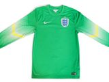 un gros plan sur un maillot de football orné d'un motif vert et jaune