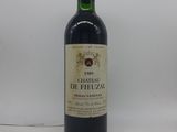 une bouteille de vin posée sur une table