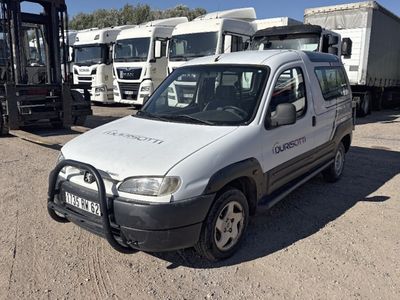 une camionnette blanche garée sur un terrain