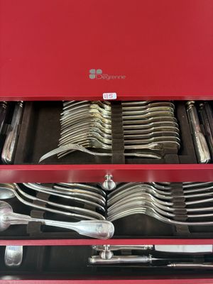 une boîte rouge contenant un ensemble d'argenterie