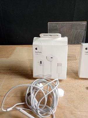 une boîte d'écouteurs et un casque posés sur une table