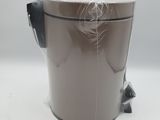 a plastic cup that has a handle on it