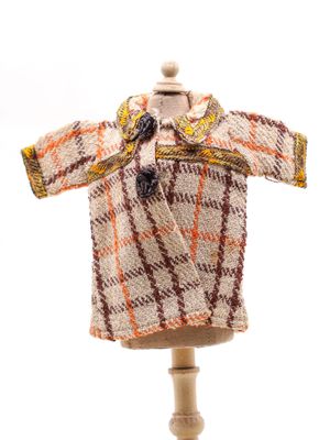 pull en maille posé sur un mannequin, sur fond blanc