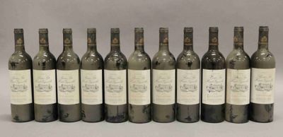 six bouteilles de vin sont alignées dans une rangée