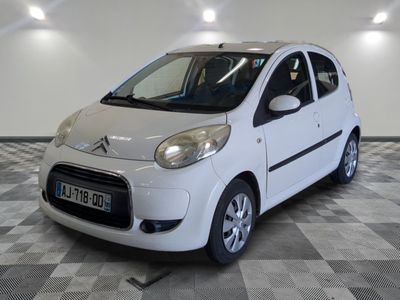 la photo d'une petite voiture blanche garée dans un garage