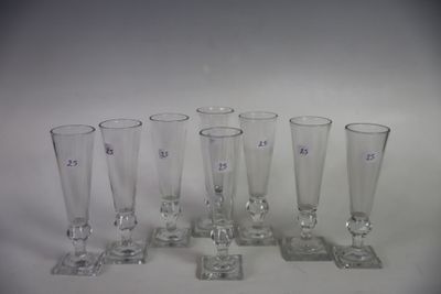 six verres posés sur une surface blanche