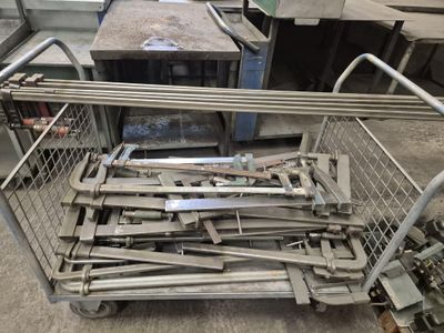 plusieurs pièces métalliques sont empilées les unes sur les autres dans un chariot