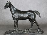 une statue de cheval posée sur un socle