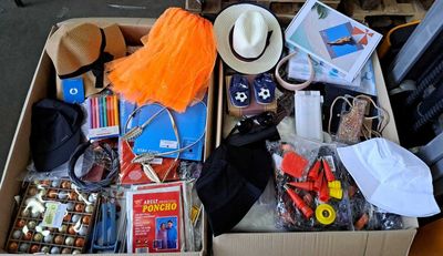 59 / 1 palette de 143 kg de mix (casquettes, ponchos d… - Photo 1