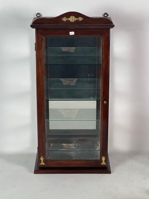 une vitrine en verre avec une horloge à l'intérieur