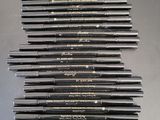 beaucoup de stylos alignés sur une table