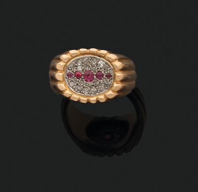 une bague en or sertie d'un rubis et de diamants au centre