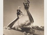 une vieille photo en noir et blanc représentant une personne tenant un vase en verre