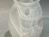 un vase blanc posé sur une table
