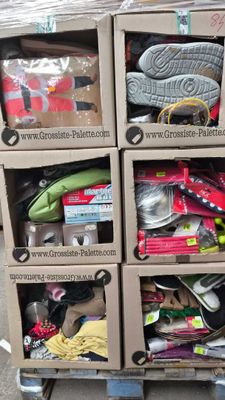 un chariot sur lequel sont empilées plein de chaussures