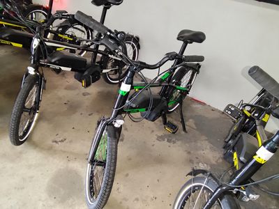 de nombreux vélos garés dans un garage