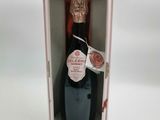 une boîte ouverte contenant une bouteille de vin