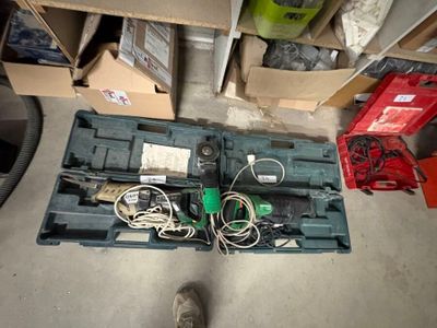 une boîte à outils posée par terre à côté d'une paire de chaussures